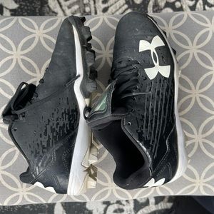 Under Armour boys’ size 3.5 baseball cleats